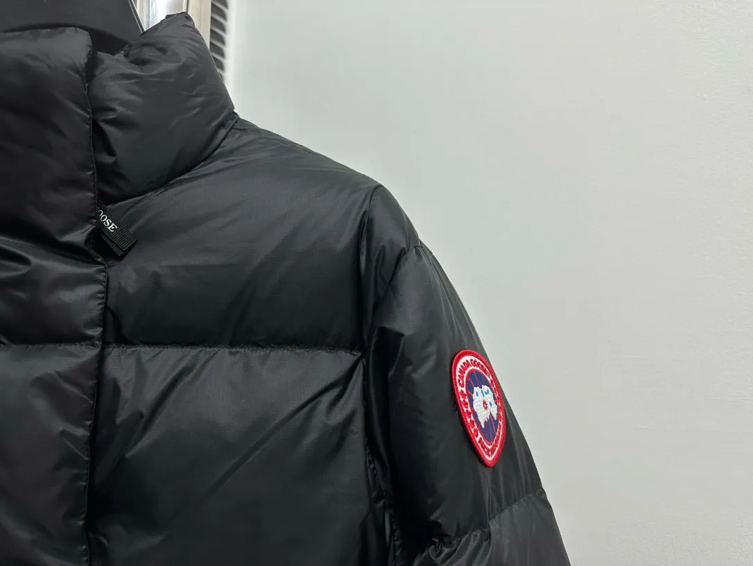 P720 [CANADA GOOSE] Cypress Women's Short Down Jacket 2256W The down collar enhances warmth and can better withstand bad weather. The short hem has an internal drawstring to adjust the tightness and block the cold wind. Embedded cuffs improve comfort and lock in heat. Dropped shoulder design and articulated sleeves allow for a good range of movement. Two external pockets: zippered hand pockets. ·Three interior pockets: two mesh drop-in pockets and one zippered pocket! Size: XS S M Color: Black Birch